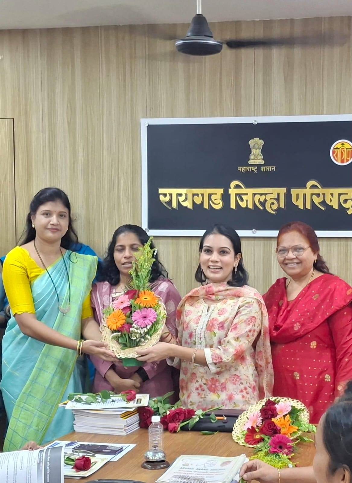 स्वच्छतेत उत्कृष्ट व उल्लेखनीय कामगिरी करणाऱ्या खालापूर तालुक्यातील महिला सरपंचांचा रायगड जिल्हा परिषदेत गौरव